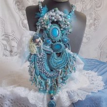 Die Kleine Meerjungfrau Plastron-Halskette Haute-Couture bestickt mit Howlith Halbedelsteinen, Mondsteinen und Kristallen